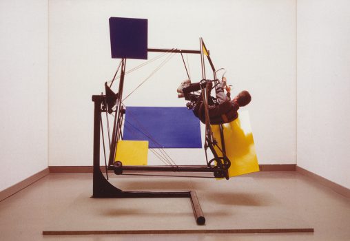 Kinetisches Objekt 1985 Material: Stahlrohr, Fahrradteile, Antrieb Mensch über Kette und Keilriemen, Bewegung gleichzeitig um 3 Achsen, 220 x 120x 300 cm